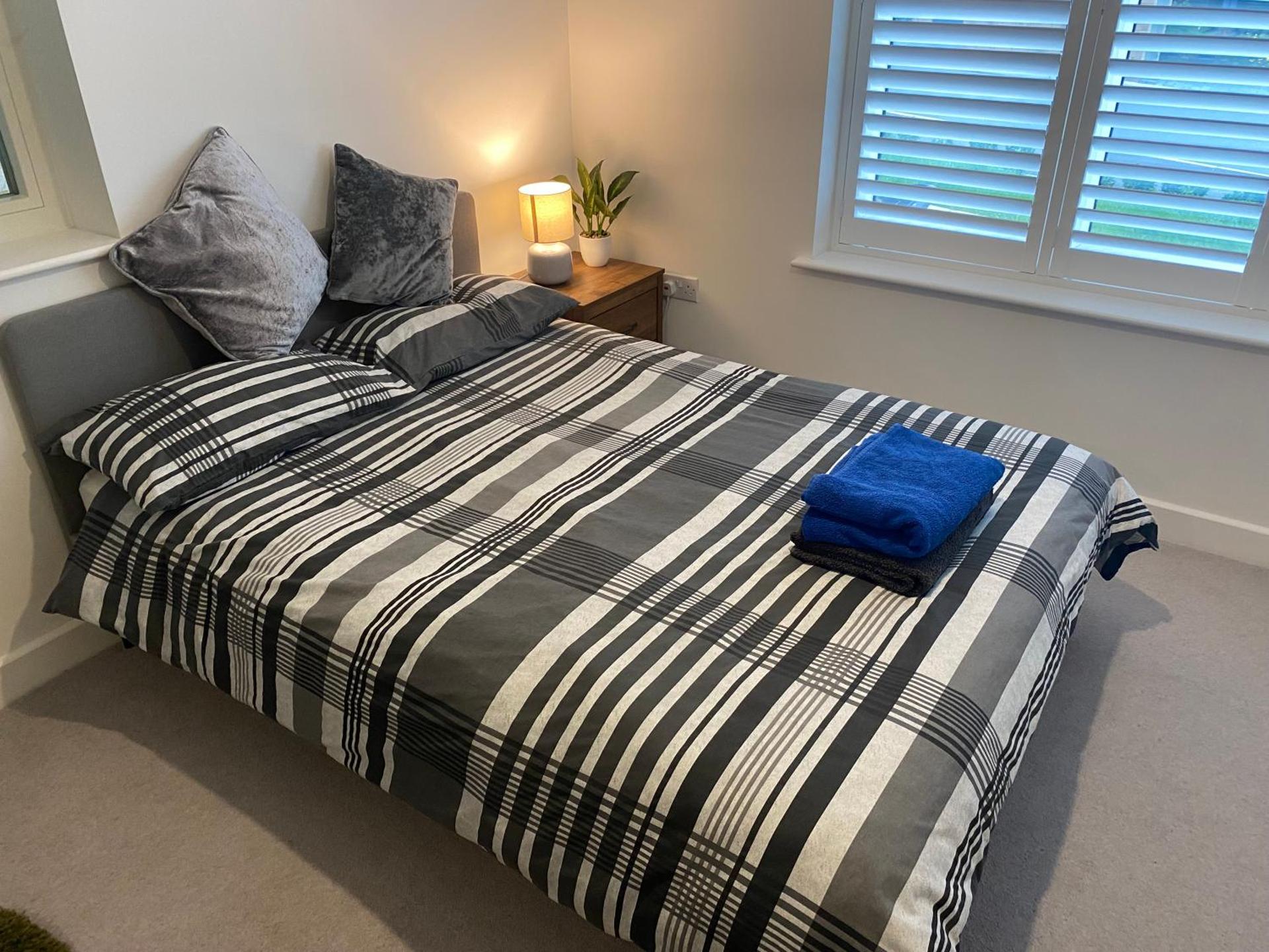 Very Large Double Room with Corner Sofa, Sky TV, Netflix etc, Fridge and Microwave