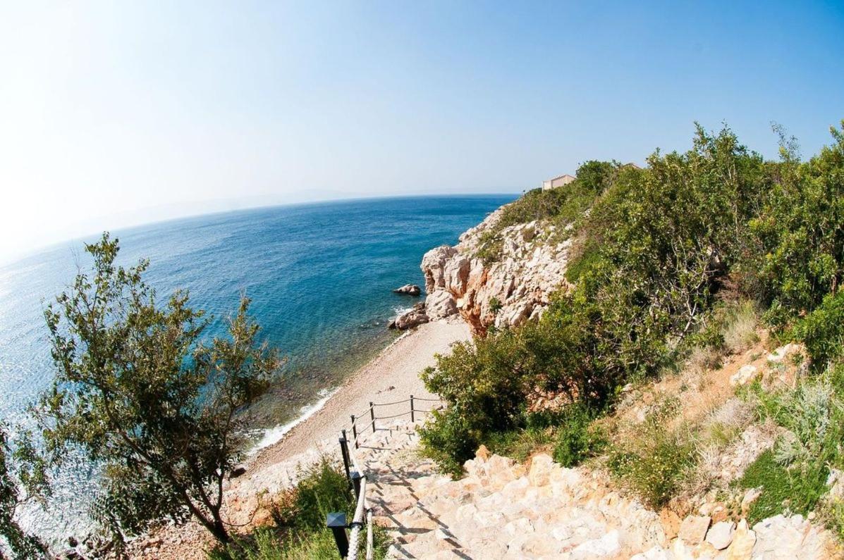 Beachfront apartment with pool, panoramic sea view - by Traveler tourist agency Krk - ID 2390