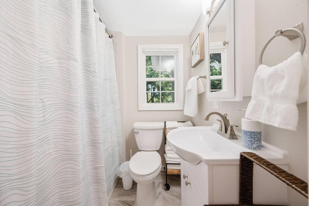 * Lux Modern Retreat * Downtown * King Beds *