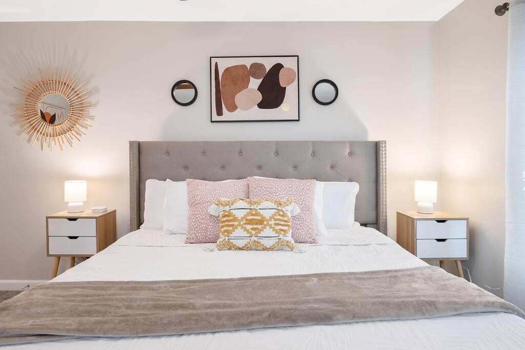 * Lux Modern Retreat * Downtown * King Beds *