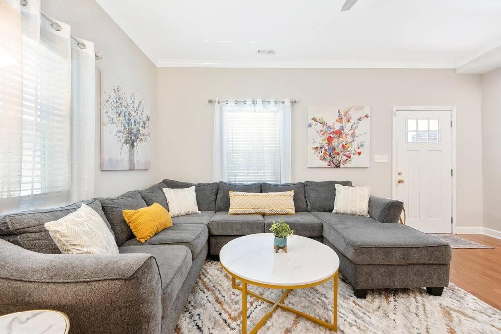 * Lux Modern Retreat * Downtown * King Beds *