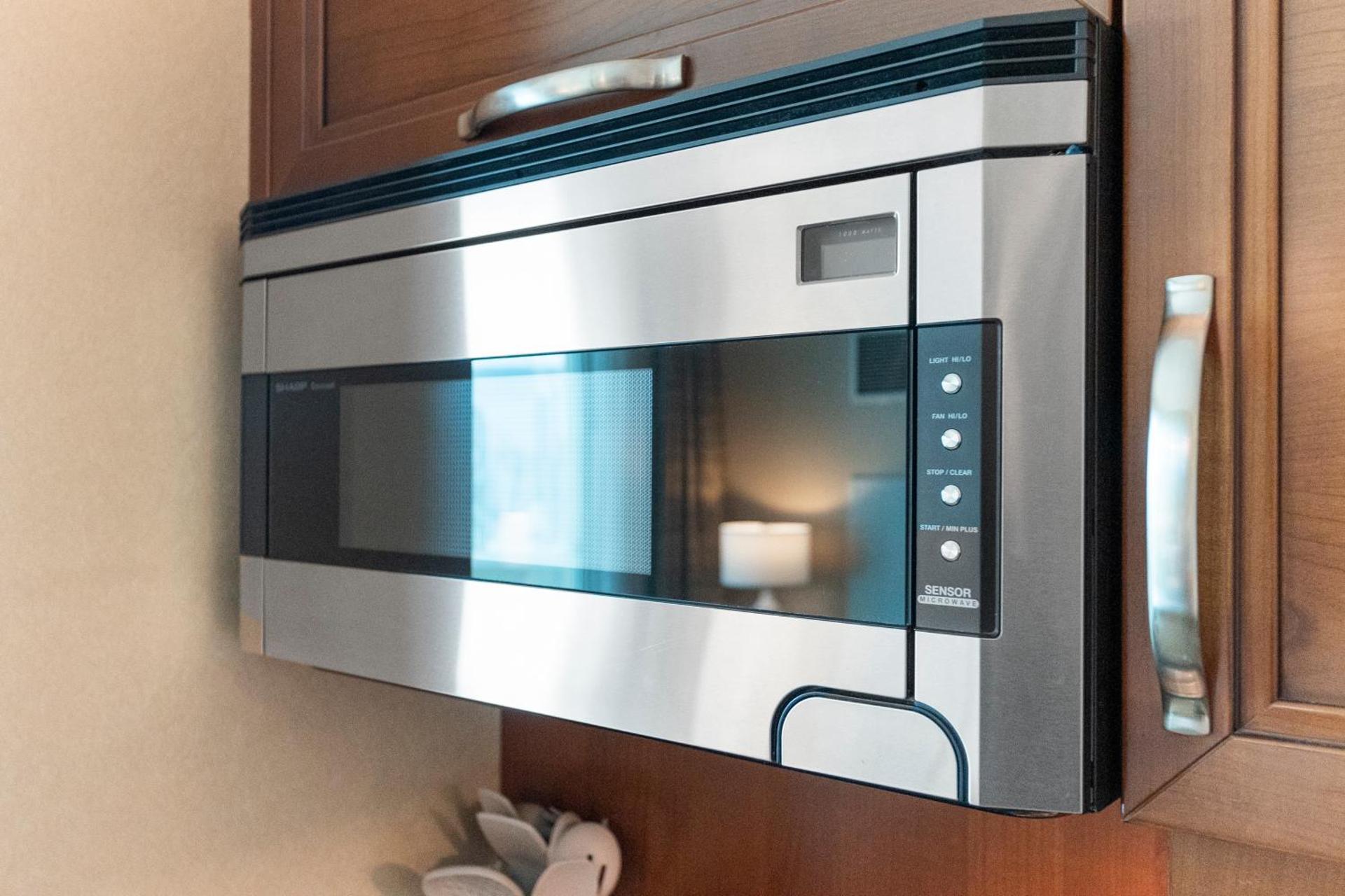 Lucky Gem Penthouse & Luxury Suites at Signature Resort, Balcony Strip View 3505