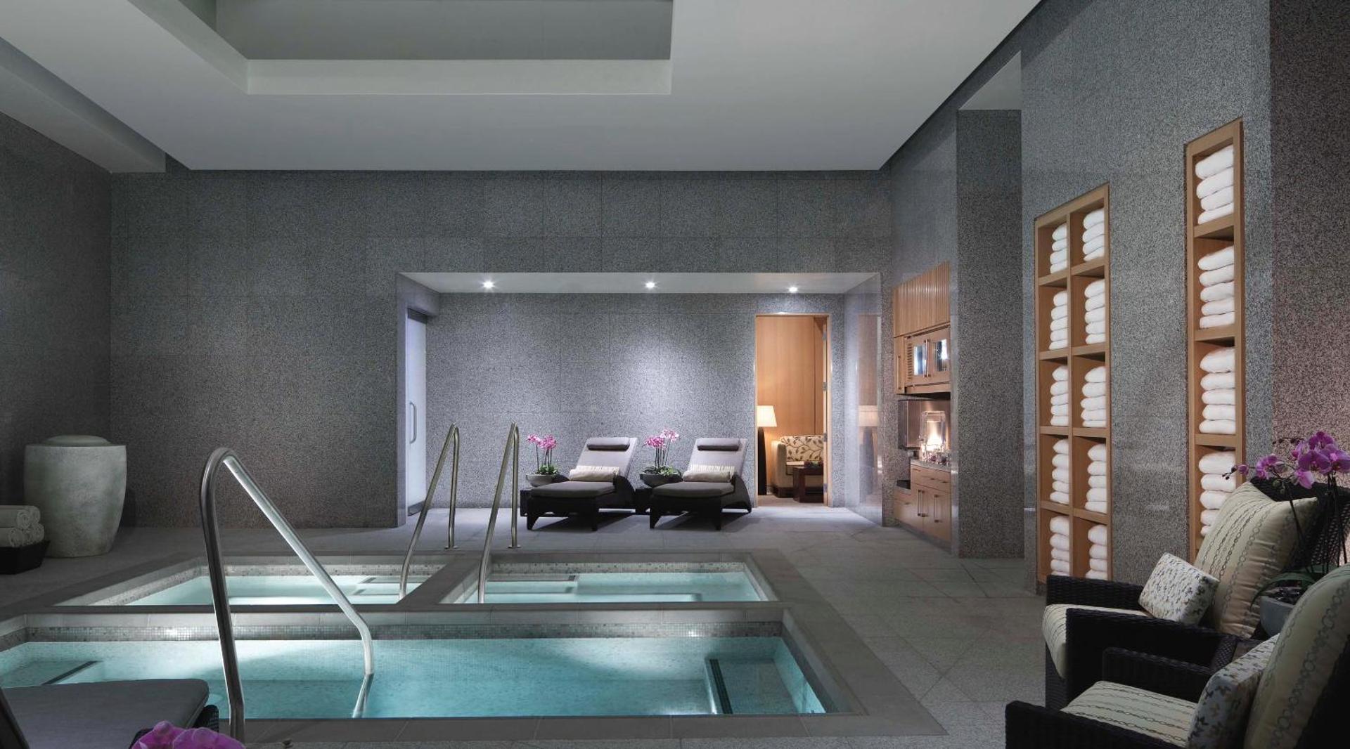 Lucky Gem Penthouse & Luxury Suites at Signature Resort, Balcony Strip View 3505