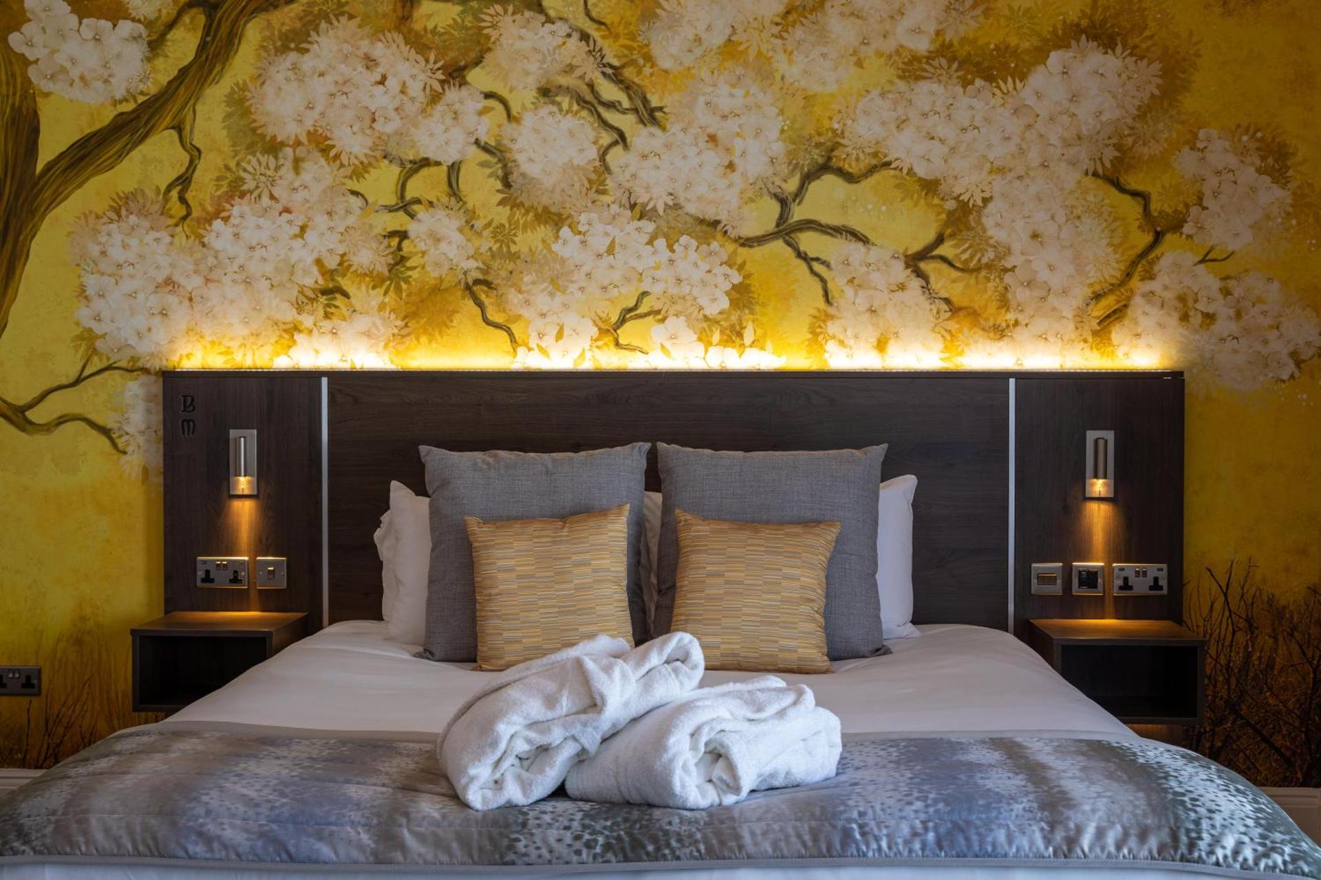 King Suite with In-Room Bath Tub - Non-Smoking