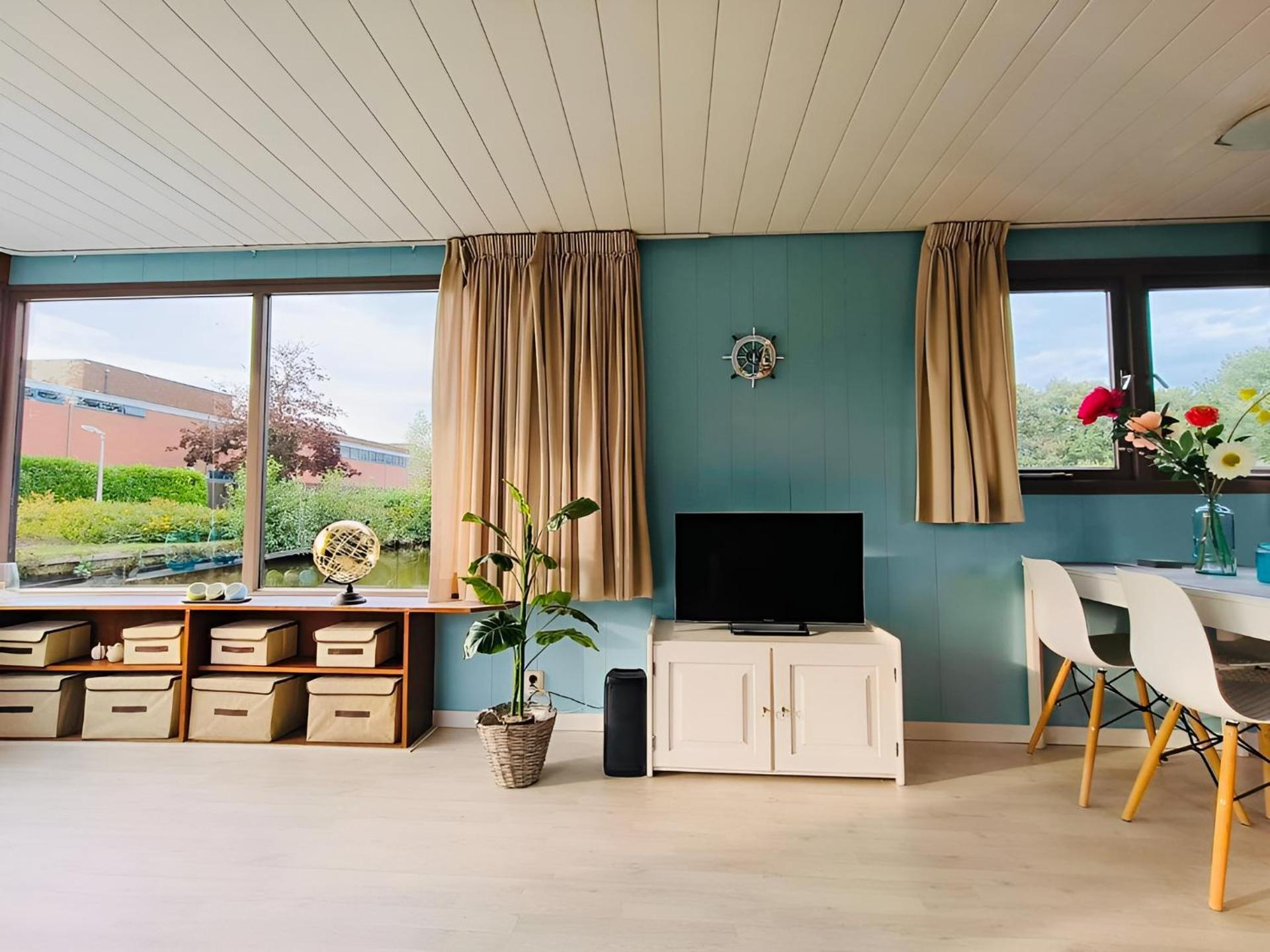 Communal lounge/ TV room