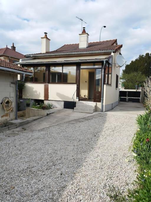 L'hirondelle du faubourg