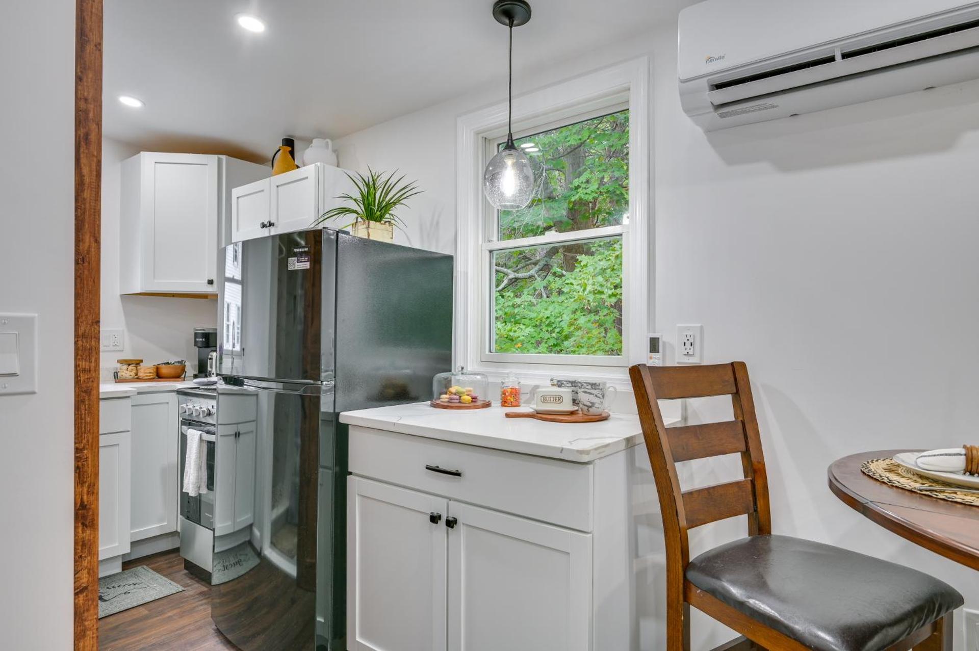 5 Mi to Salem Furnished Patio at Danvers Studio!