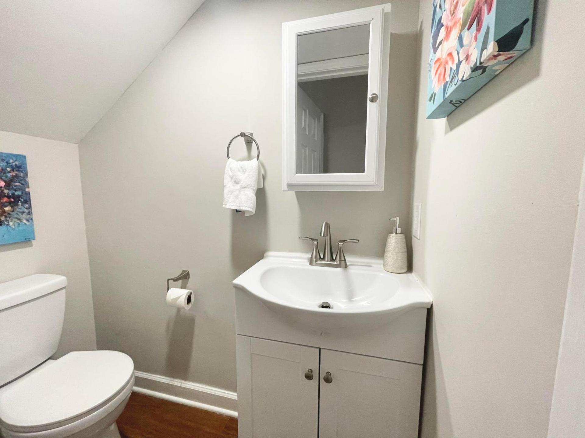 * Lux Modern Retreat * Downtown * King Beds *