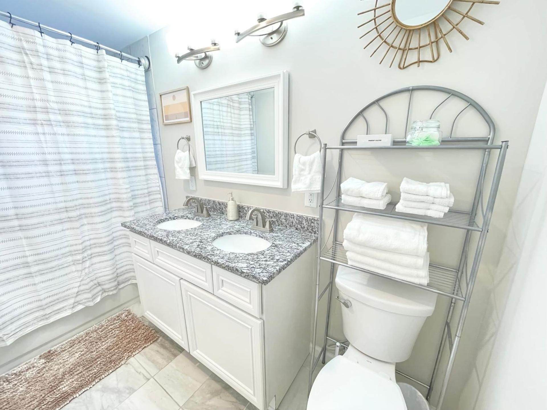 * Lux Modern Retreat * Downtown * King Beds *