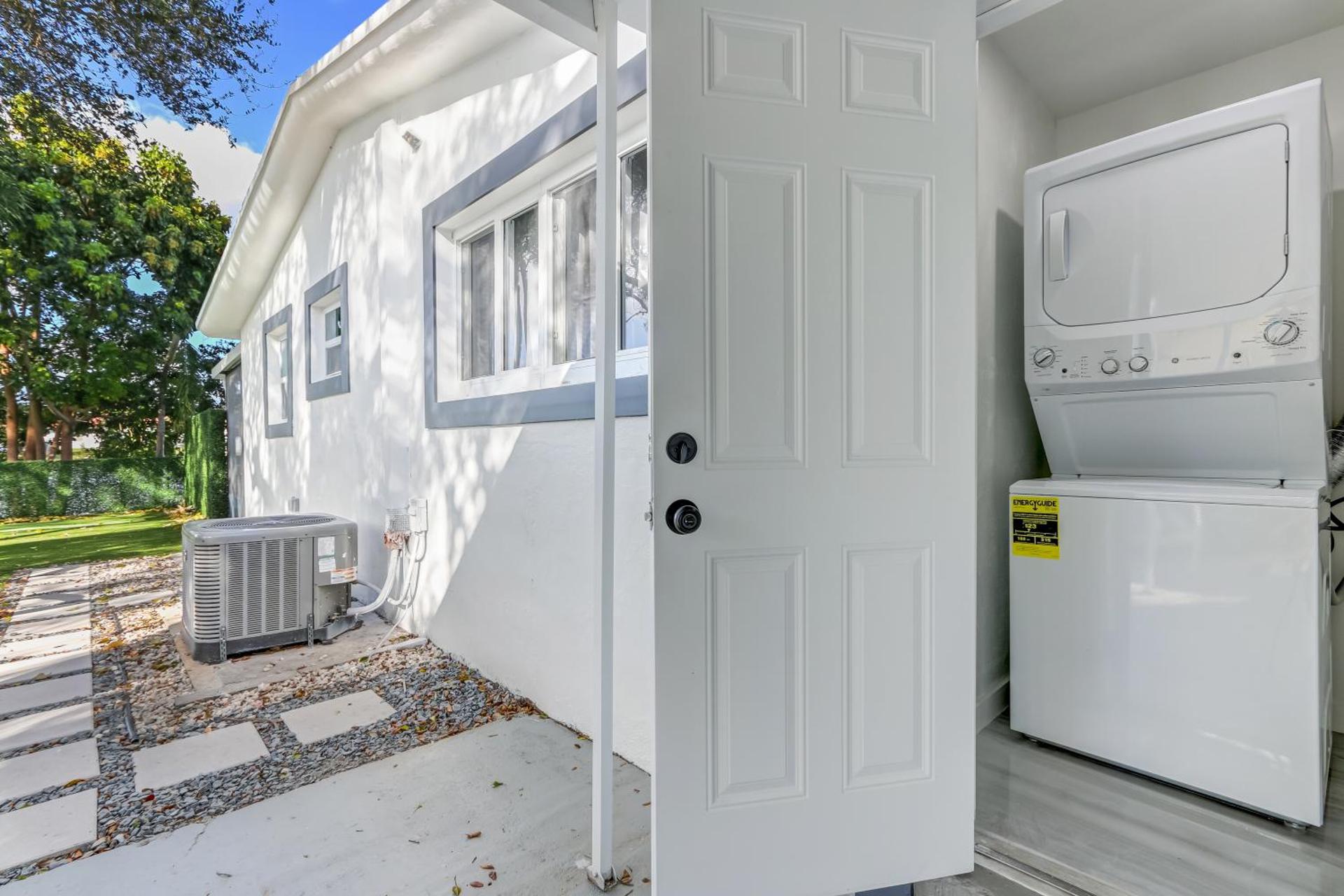 Renovated professional design, grill lake view!