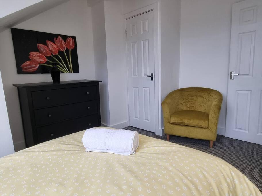 Make yourself at home! Large Rooms, Comfy