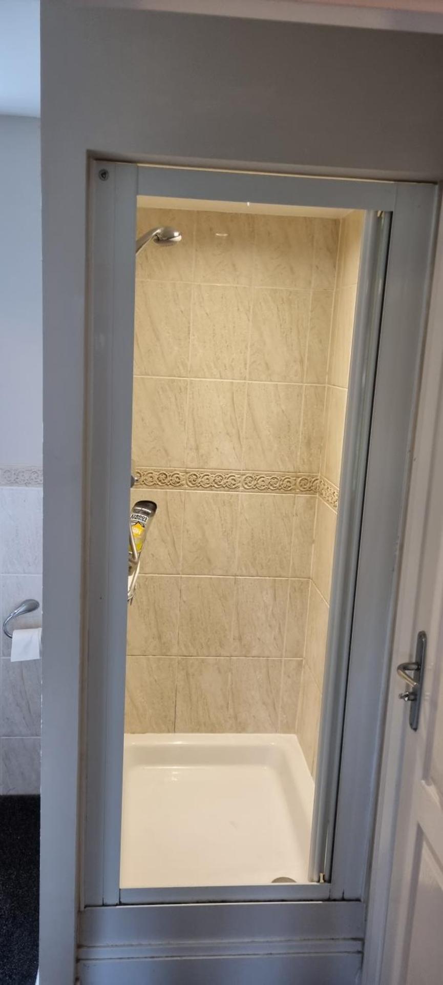 Swindon 6 deluxe doubles 2 with en suite in large house - No Pets