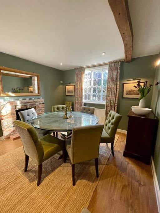 Northbrook Cottage, Farnham, up to 8 adults