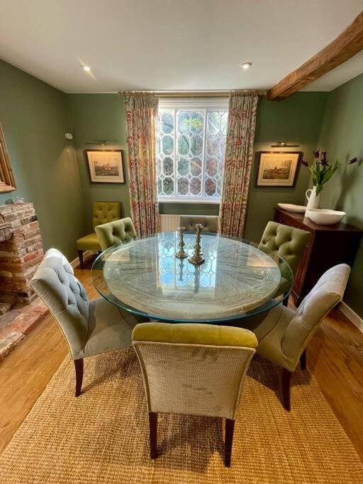 Northbrook Cottage, Farnham, up to 8 adults