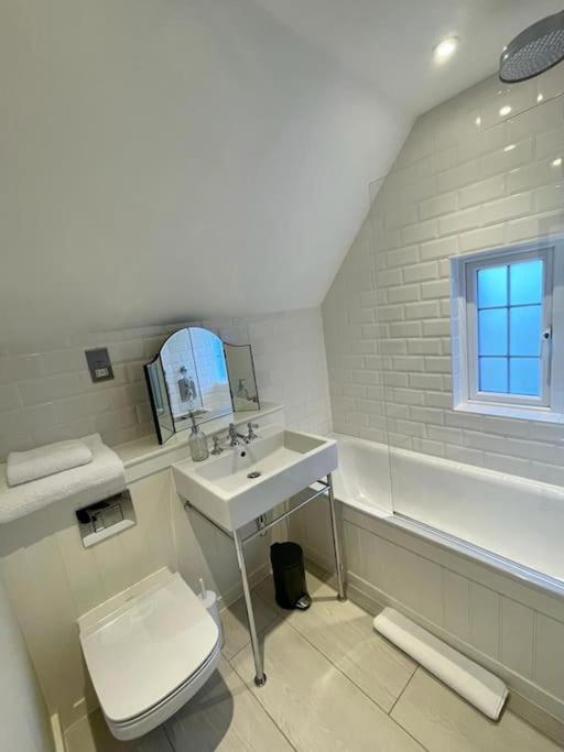 Northbrook Cottage, Farnham, up to 8 adults