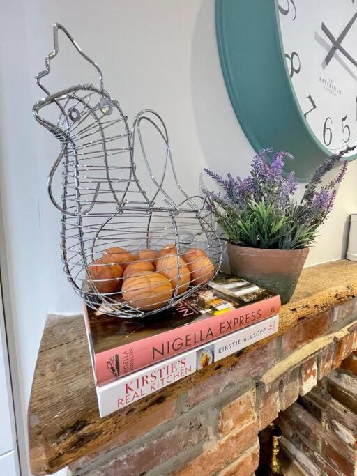 Northbrook Cottage, Farnham, up to 8 adults