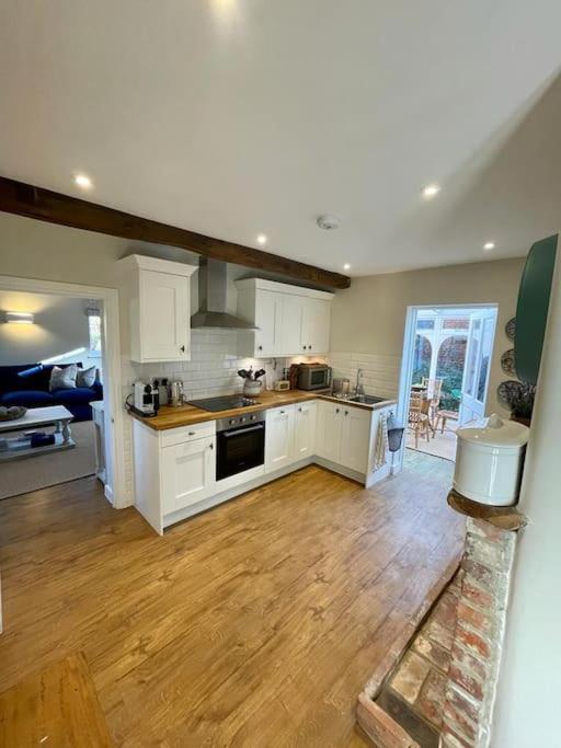 Northbrook Cottage, Farnham, up to 8 adults