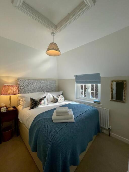 Northbrook Cottage, Farnham, up to 8 adults