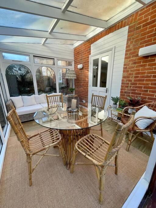 Northbrook Cottage, Farnham, up to 8 adults