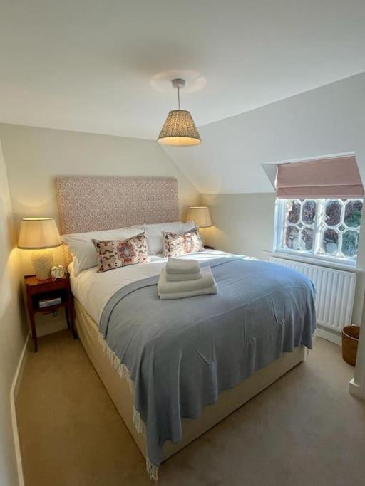 Northbrook Cottage, Farnham, up to 8 adults