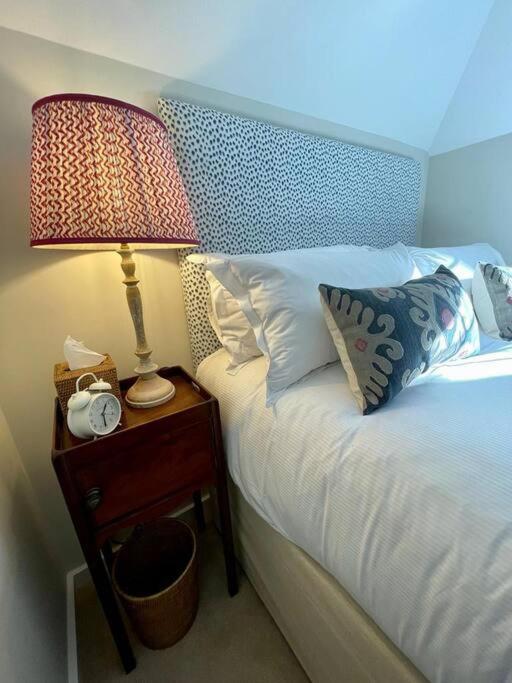 Northbrook Cottage, Farnham, up to 8 adults