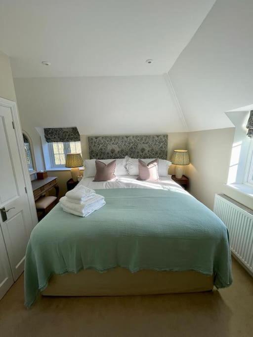 Northbrook Cottage, Farnham, up to 8 adults