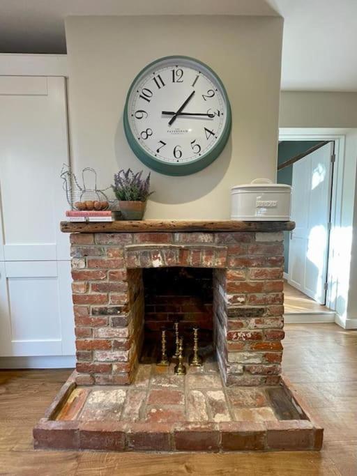 Northbrook Cottage, Farnham, up to 8 adults