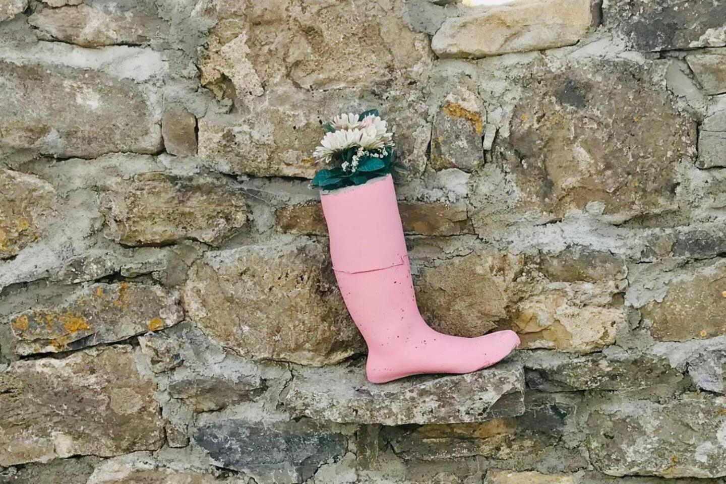 The Lazy Llama Farm Stay Shepherd Hut