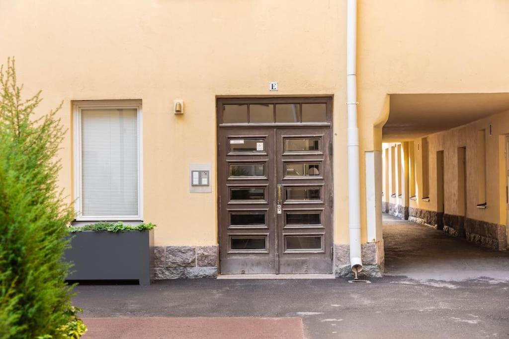 Spacious apt on Tranquil Courtyard