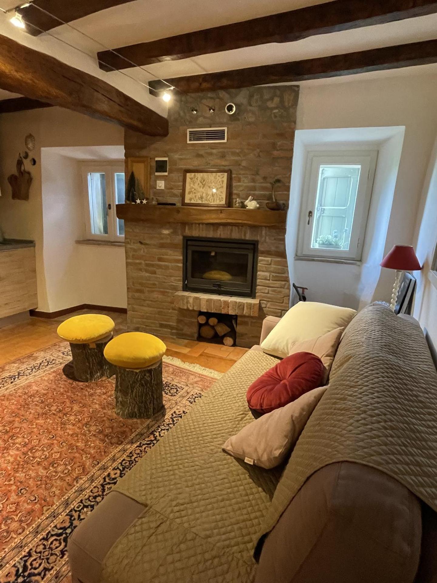 Alloggio con camino nel borgo del castello