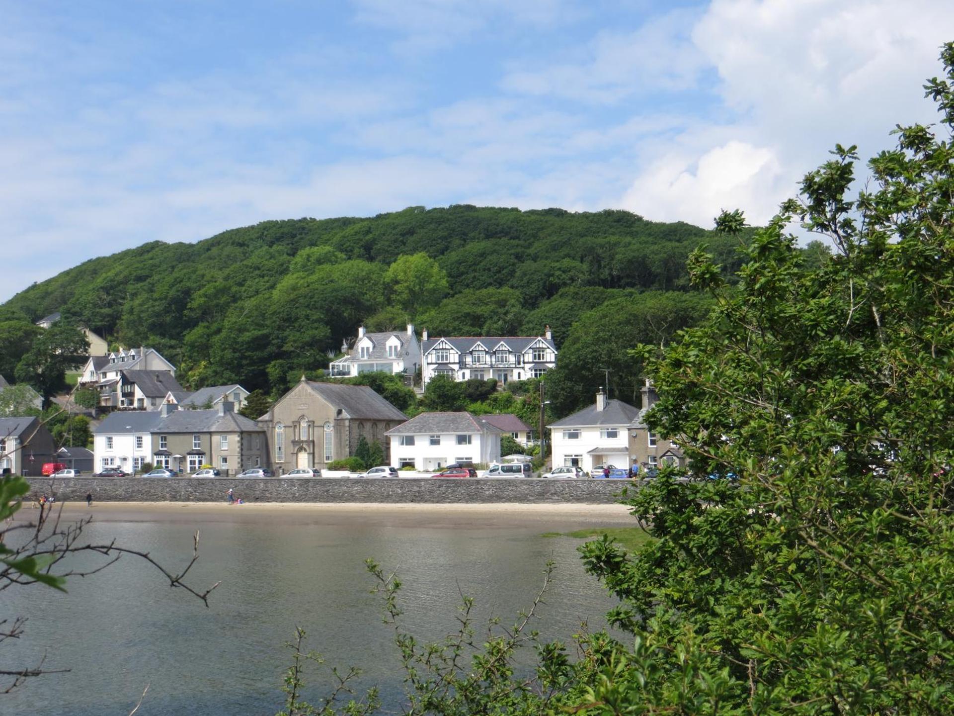 Bryn Gwyn, Sleeps 8, Sea Views, Borth y Gest