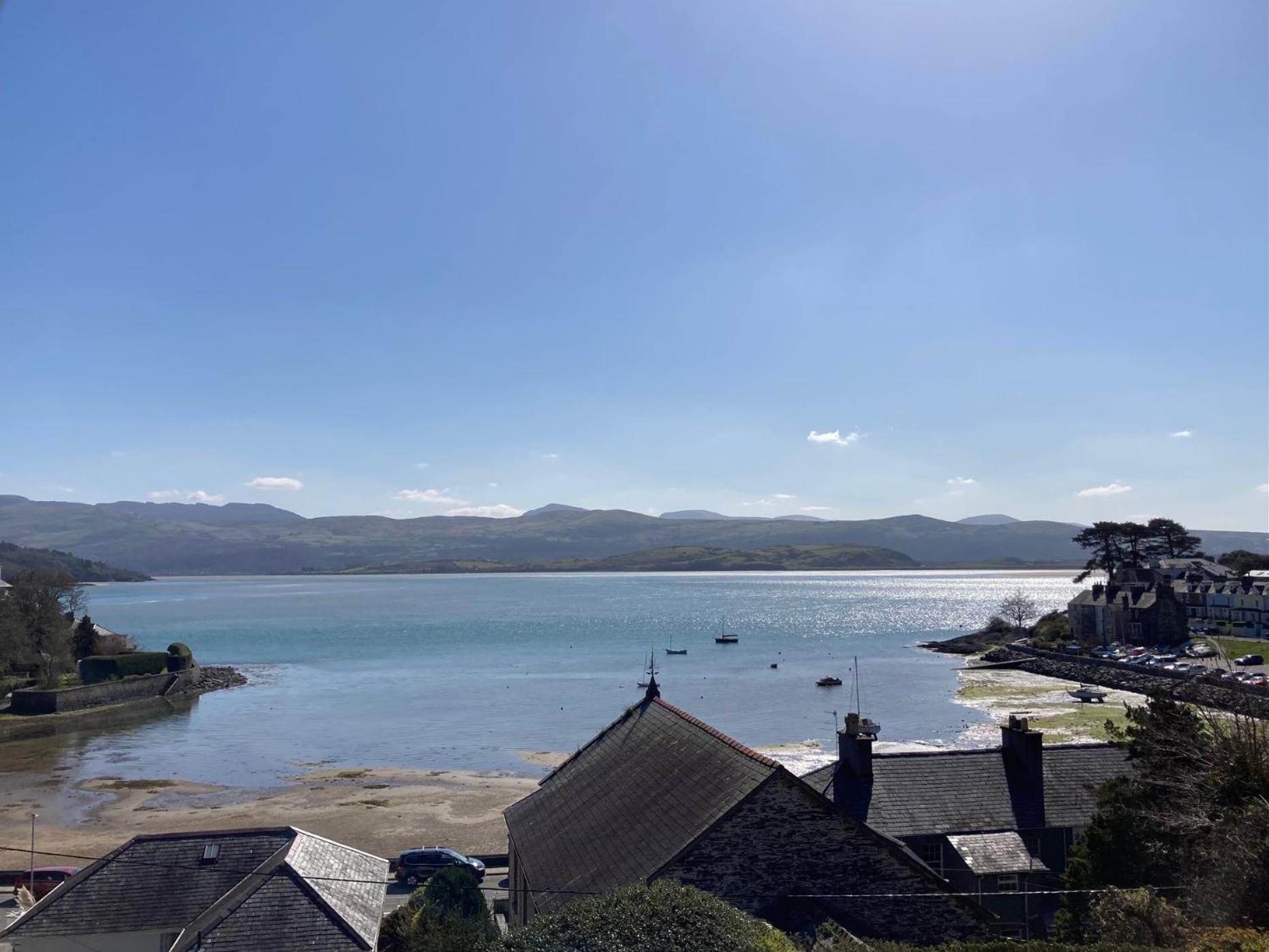 Bryn Gwyn, Sleeps 8, Sea Views, Borth y Gest