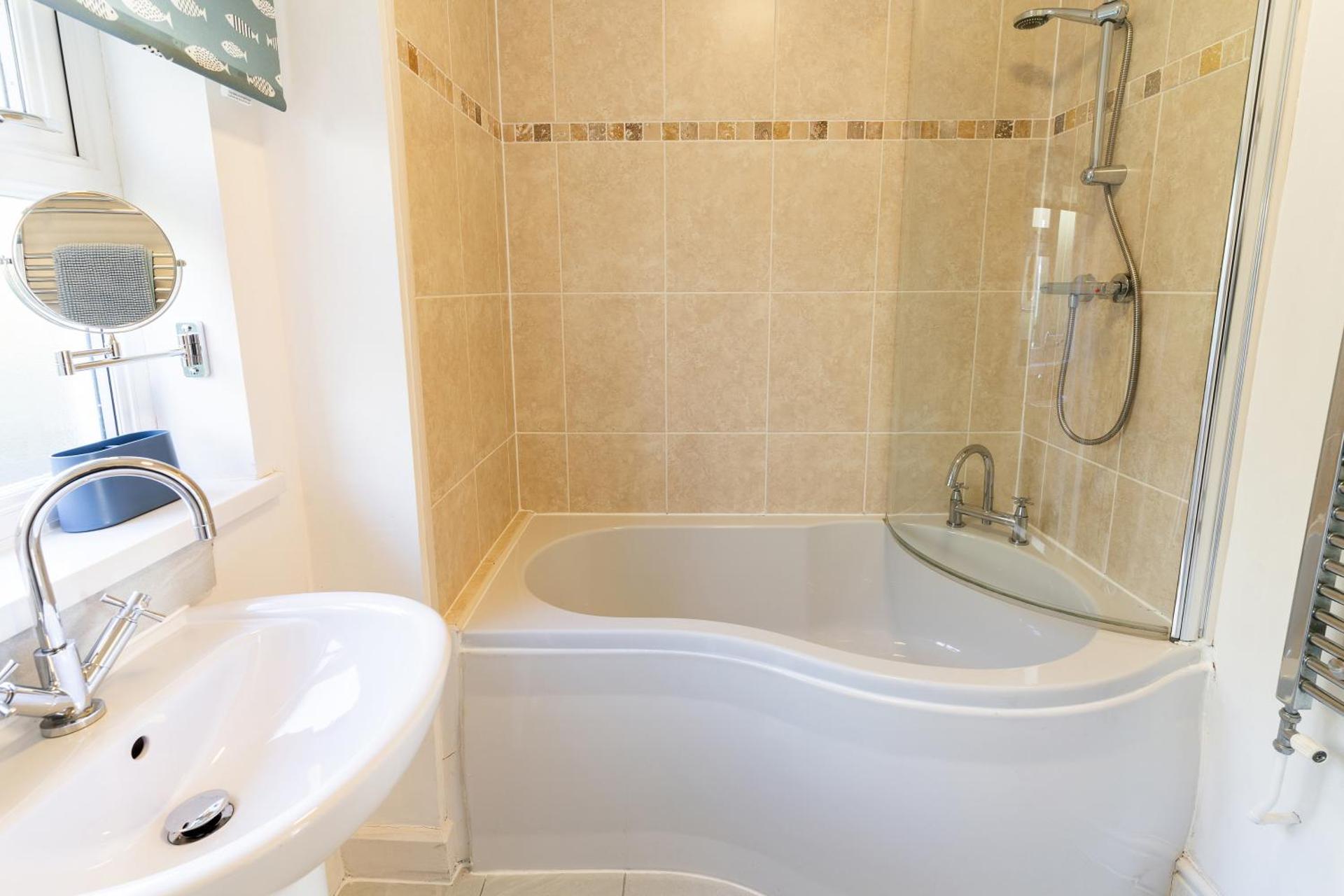 Bryn Gwyn, Sleeps 8, Sea Views, Borth y Gest