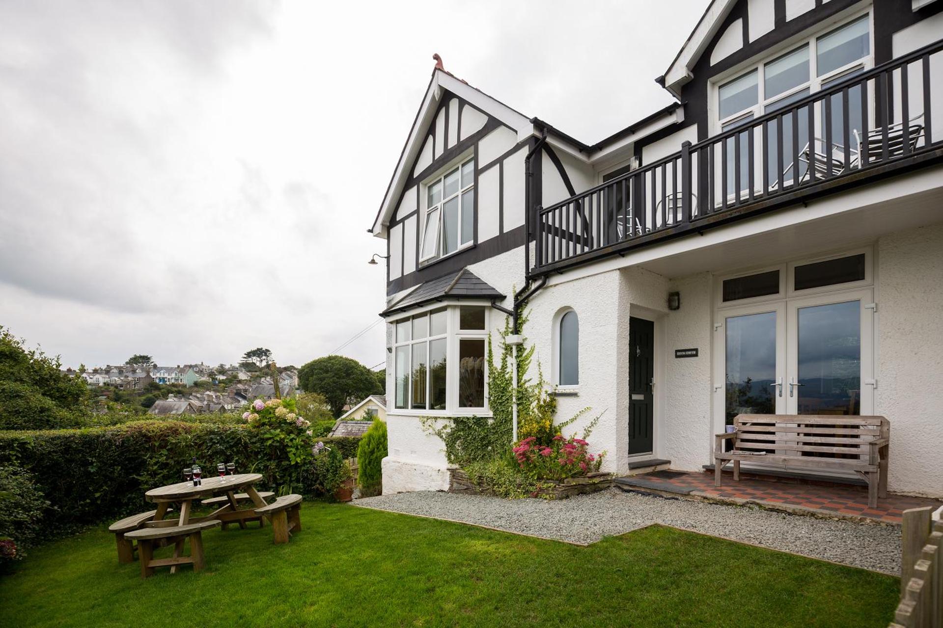 Bryn Gwyn, Sleeps 8, Sea Views, Borth y Gest