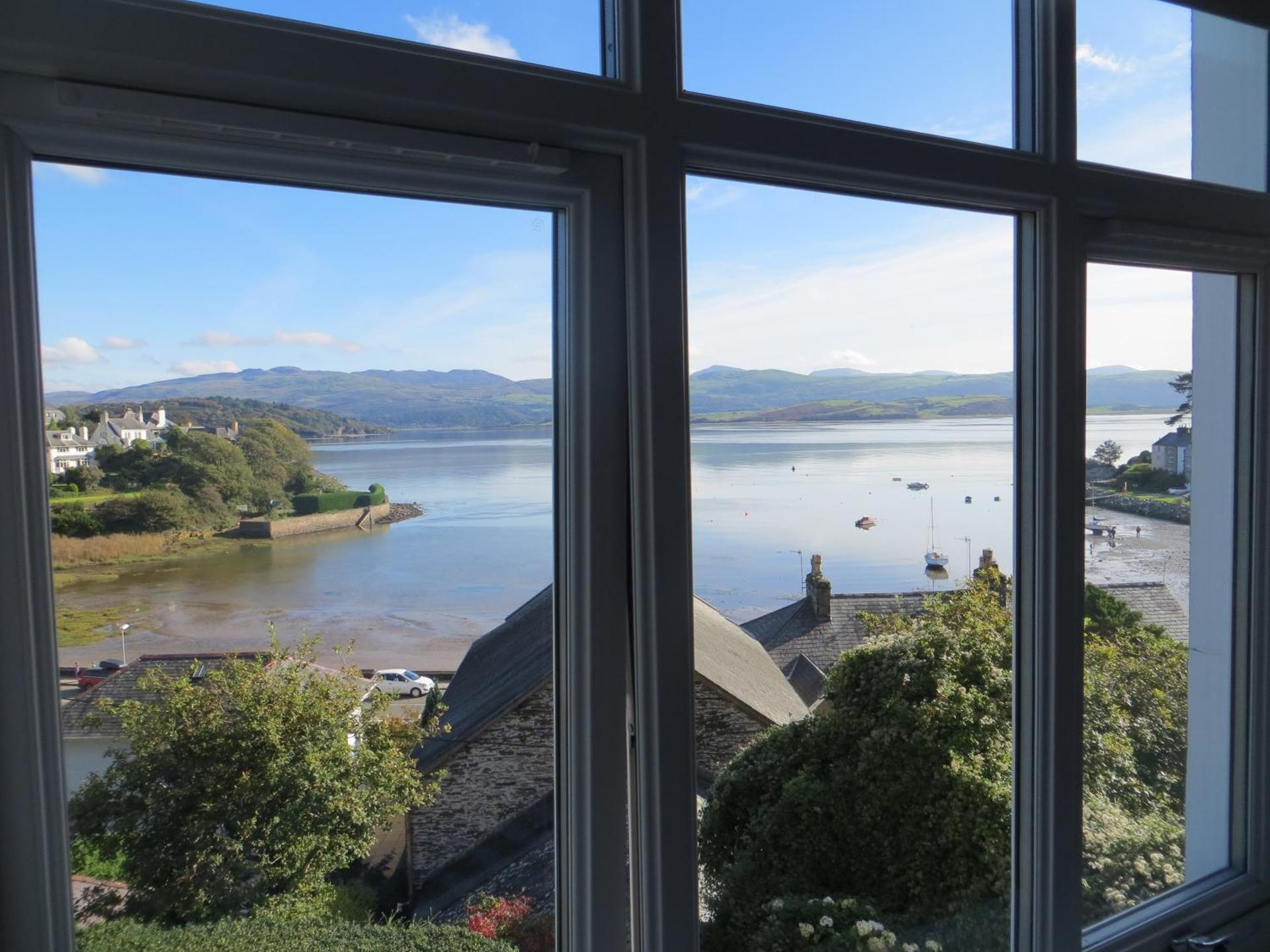 Bryn Gwyn, Sleeps 8, Sea Views, Borth y Gest