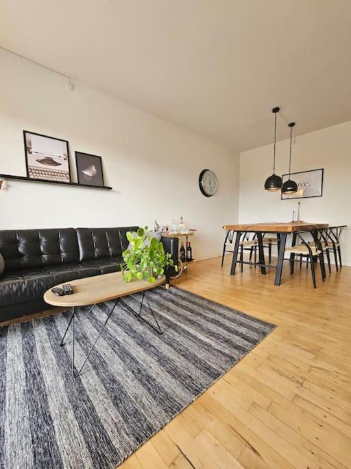 Lejlighed med altan og gratis parkering