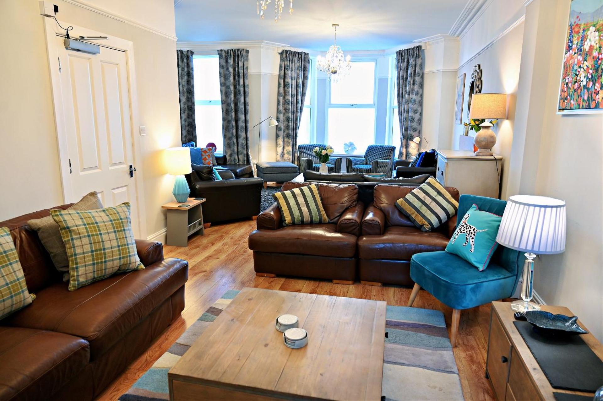 Bay View, Sleeps 18, 7 Bedrooms, 7 Bathrooms, Seafront, Criccieth