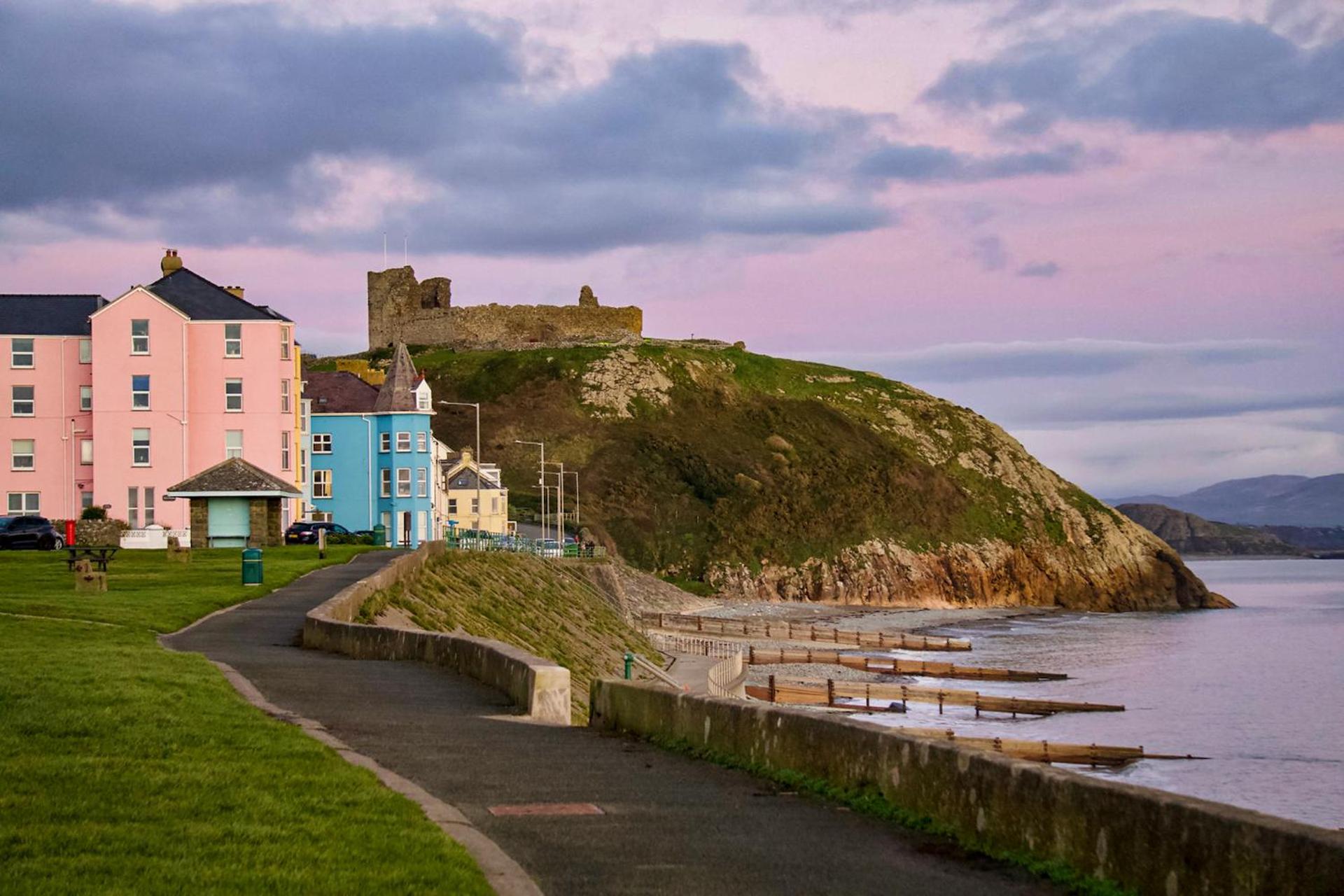 Glan y Mor, Sleeps 20, 8 Bedrooms, 8 Bathrooms, Seafront, Criccieth