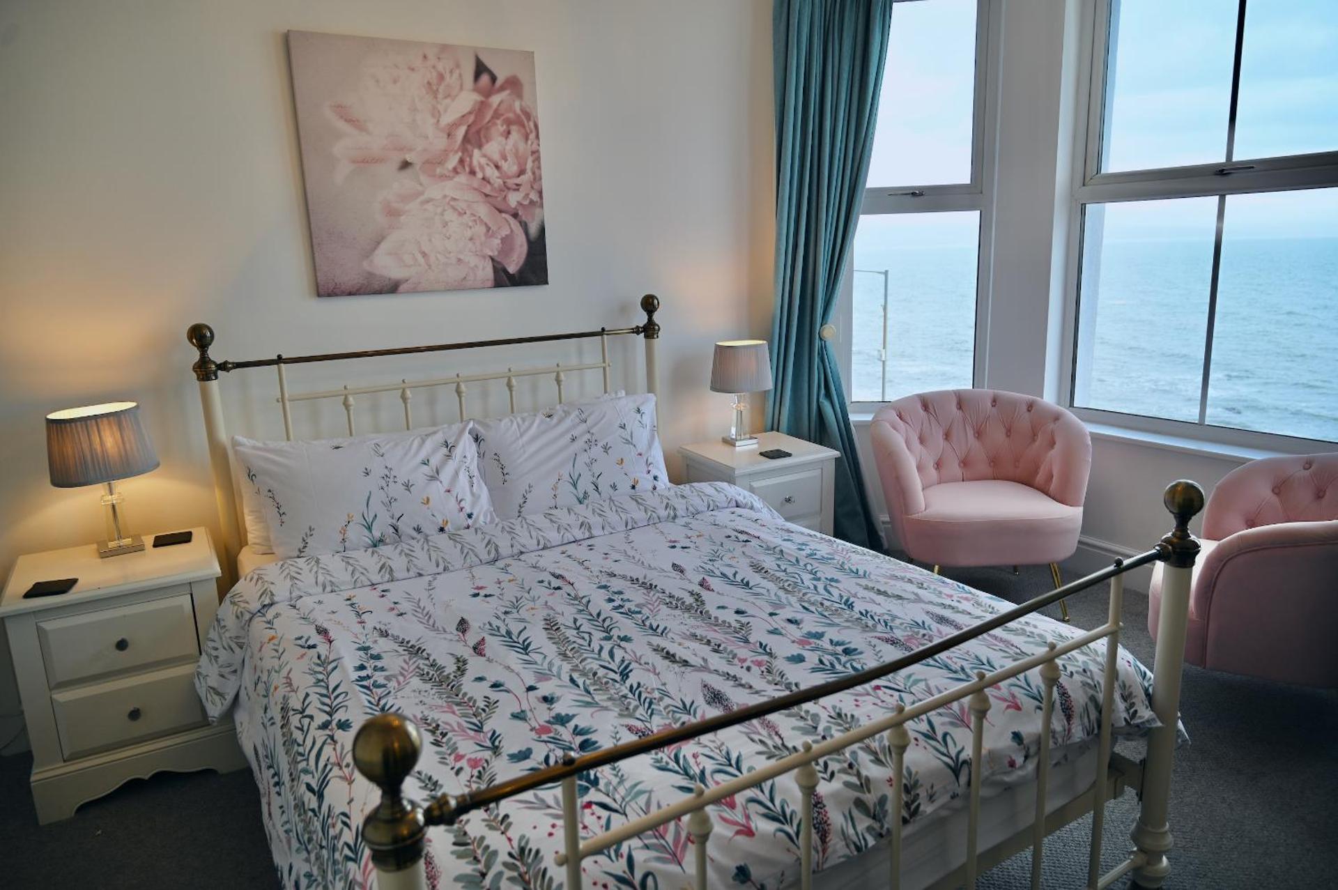 Glan y Mor, Sleeps 20, 8 Bedrooms, 8 Bathrooms, Seafront, Criccieth