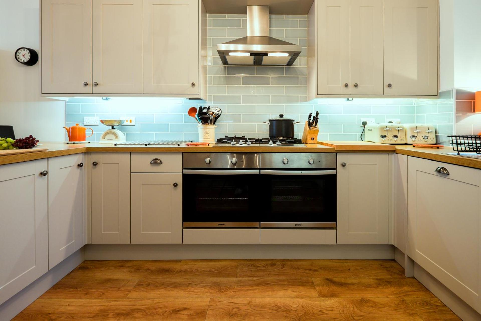 Glan y Mor, Sleeps 20, 8 Bedrooms, 8 Bathrooms, Seafront, Criccieth