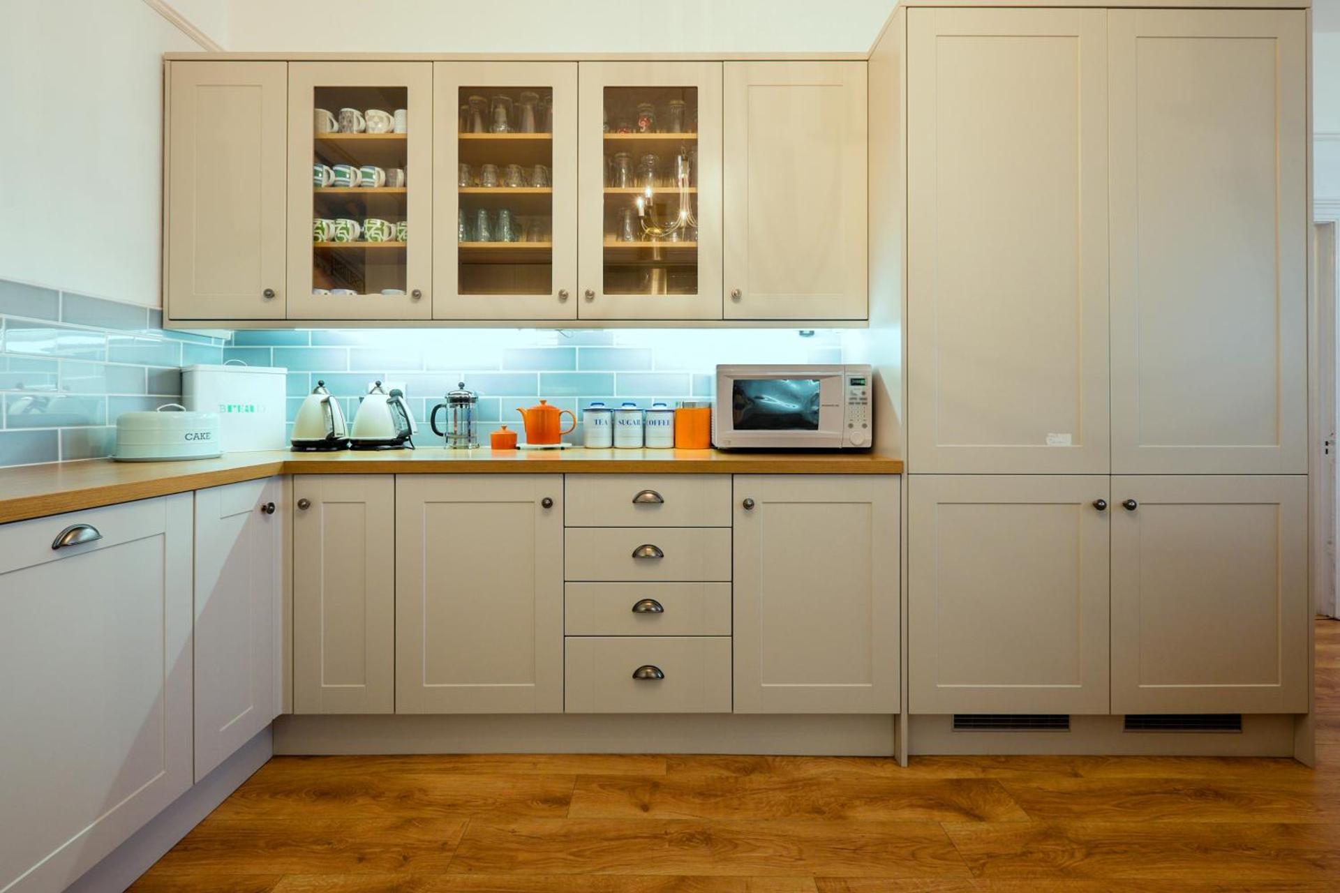 Glan y Mor, Sleeps 20, 8 Bedrooms, 8 Bathrooms, Seafront, Criccieth