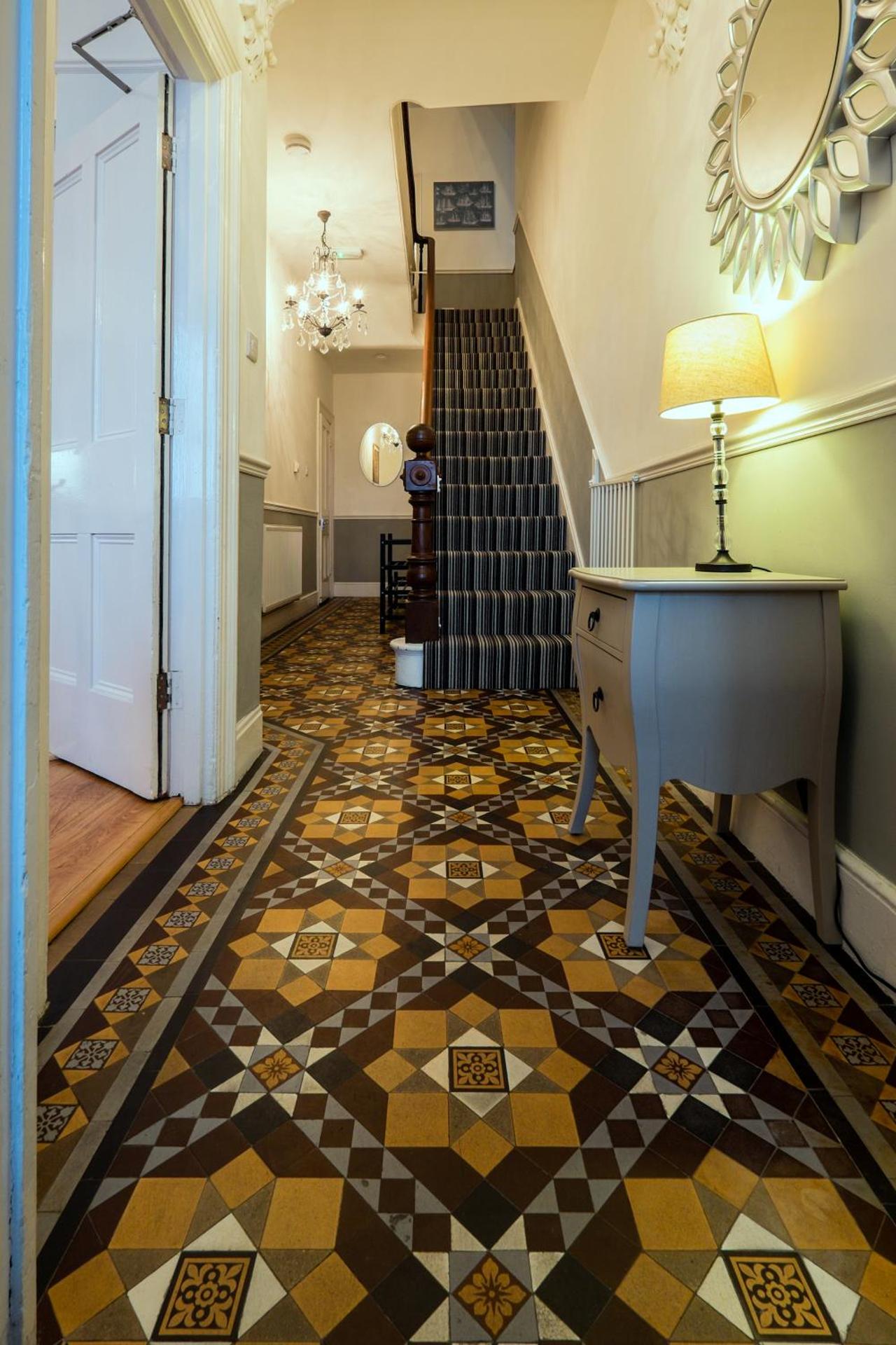 Glan y Mor, Sleeps 20, 8 Bedrooms, 8 Bathrooms, Seafront, Criccieth