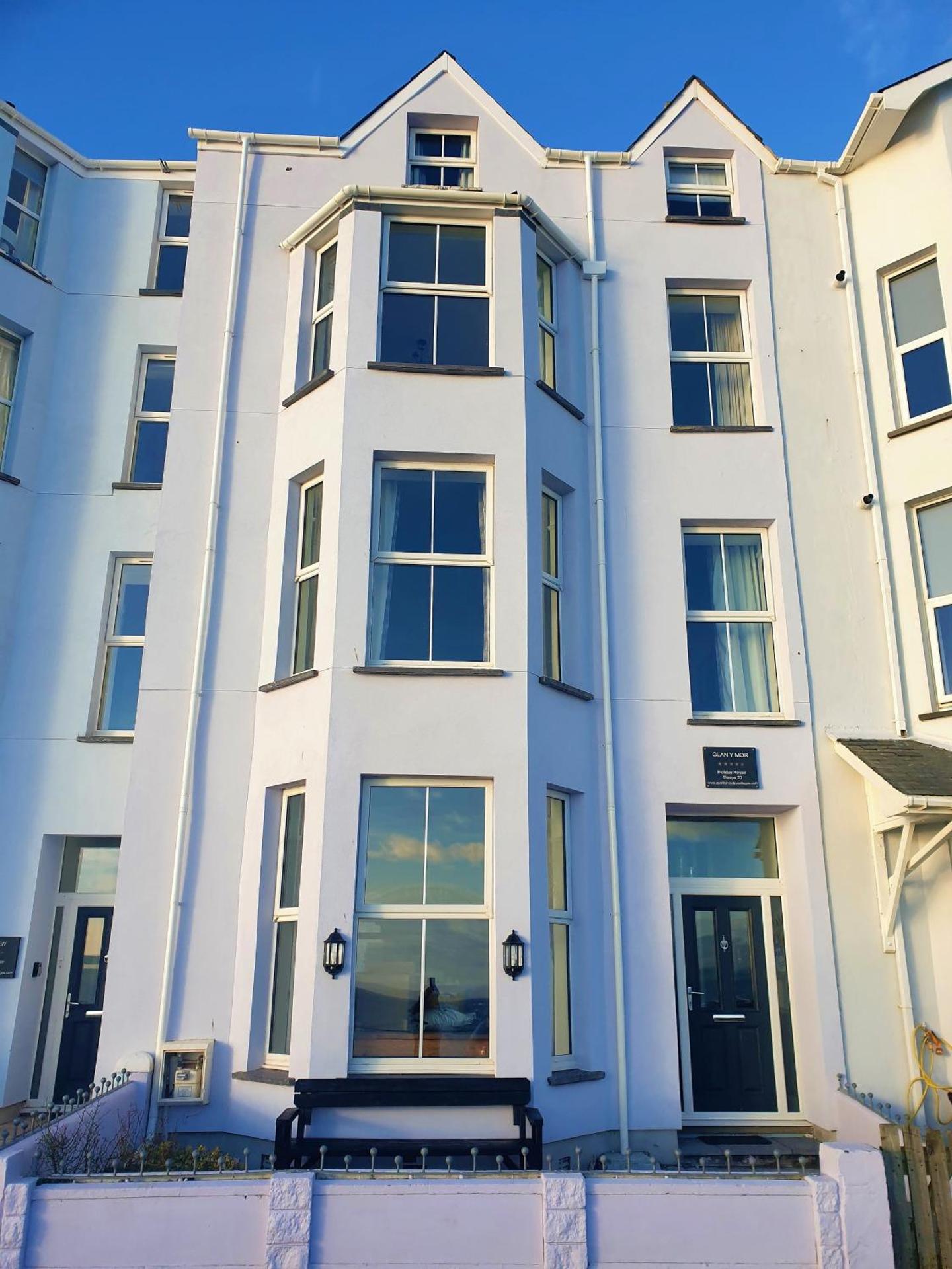 Glan y Mor, Sleeps 20, 8 Bedrooms, 8 Bathrooms, Seafront, Criccieth
