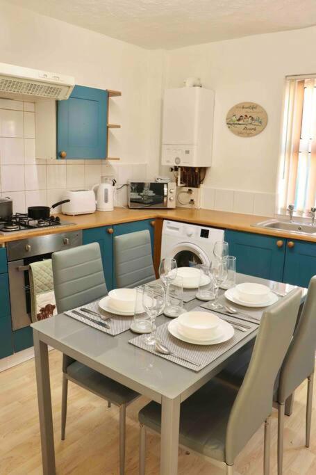 Stunning Guest House FREE WiFi &Parking
