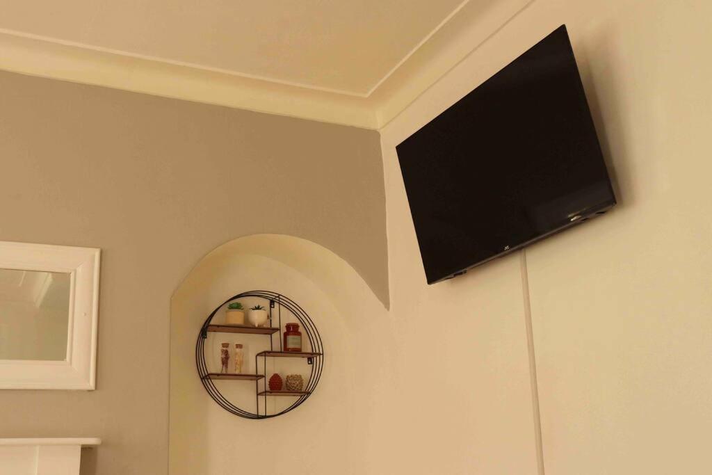 Stunning Guest House FREE WiFi &Parking