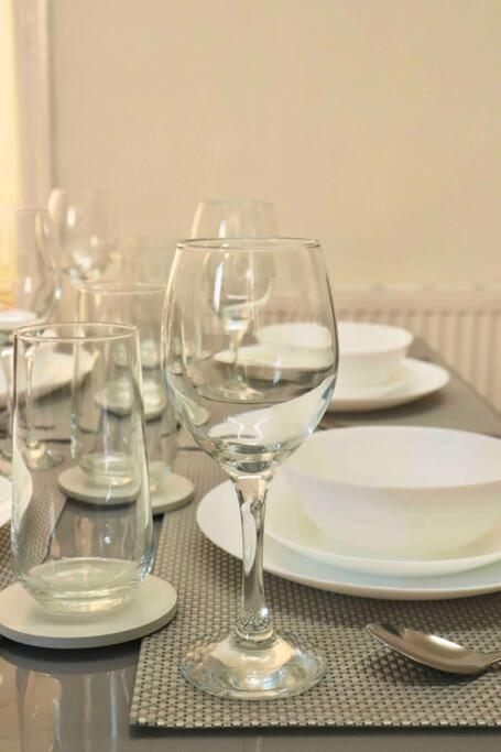 Stunning Guest House FREE WiFi &Parking