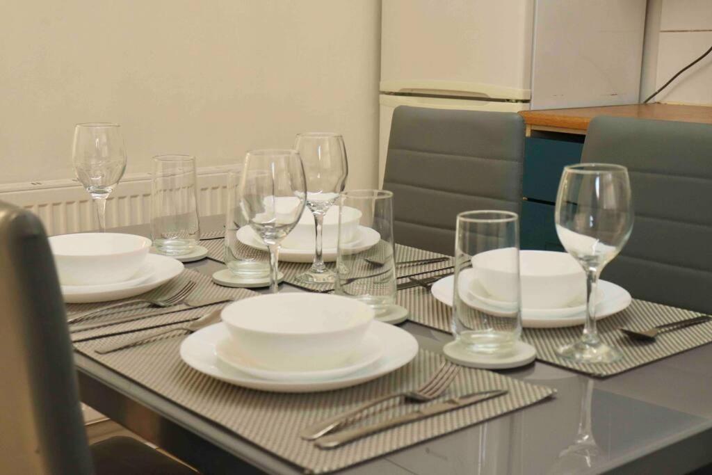 Stunning Guest House FREE WiFi &Parking