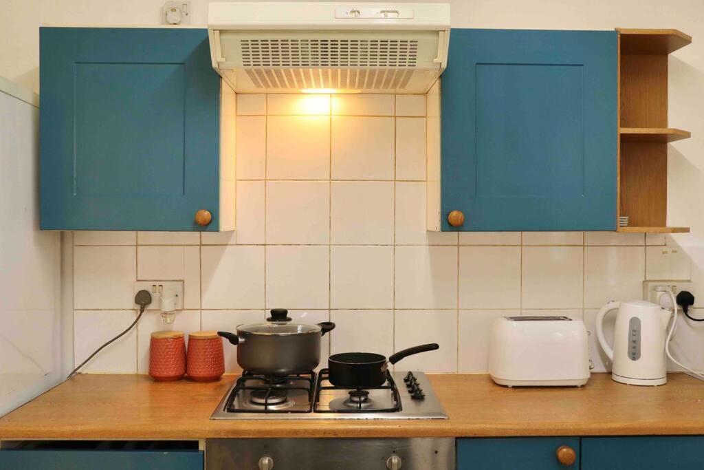 Stunning Guest House FREE WiFi &Parking