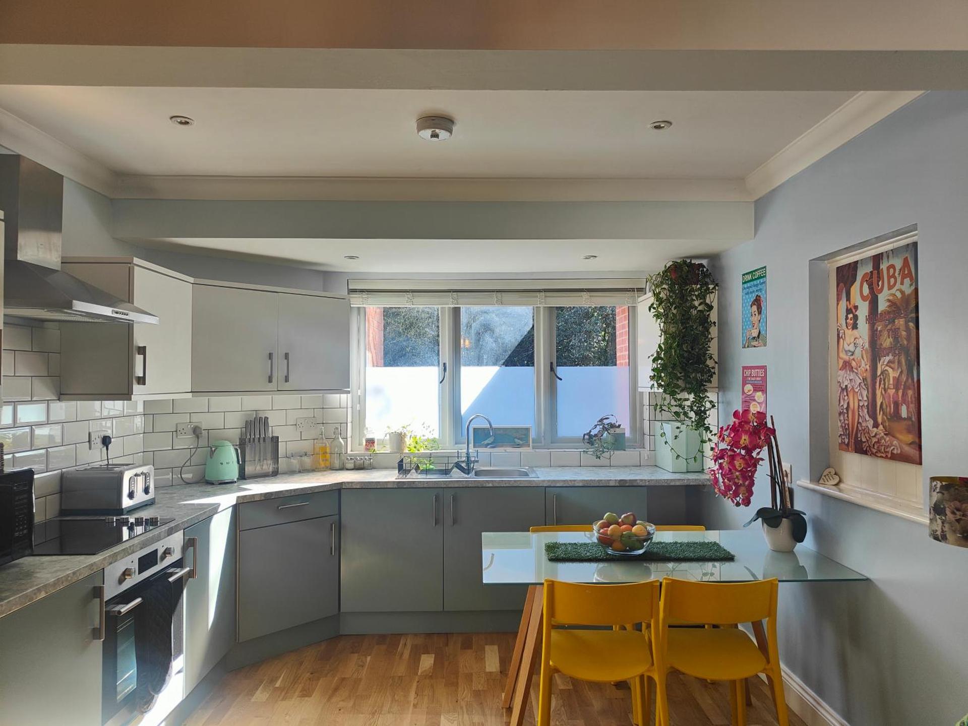 Self-contained flat, off street parking close to town and beach