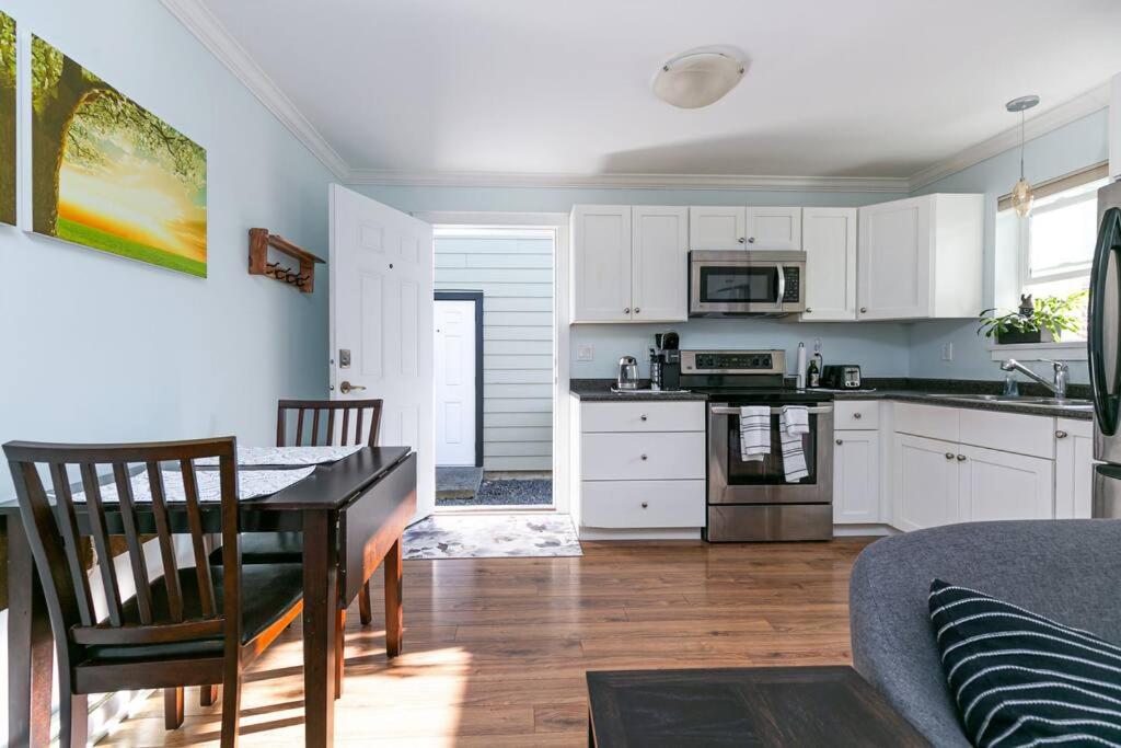 Great 1-bedroom Suite Near Downtown Langford